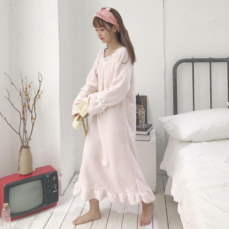 Winter Women Long Lace Patchwork Nightgowns Warm Thick Flannel Nightgowns Female Velvet Sleepshirts Nightdress Home Wear AB1247