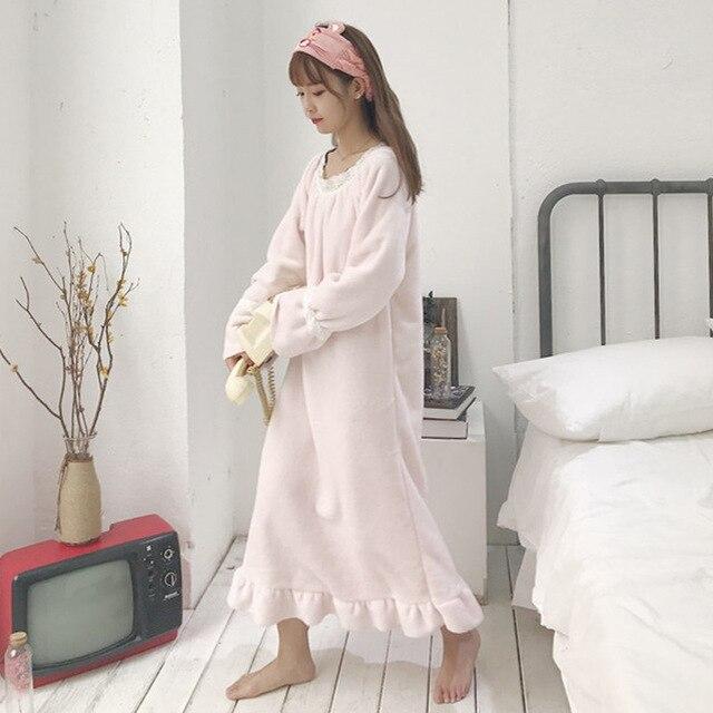 Winter Women Long Lace Patchwork Nightgowns Warm Thick Flannel Nightgowns Female Velvet Sleepshirts Nightdress Home Wear AB1247